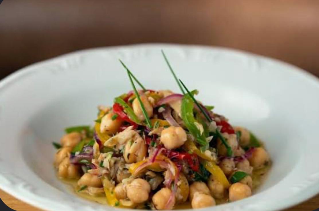 Salada de grão com bacalhau